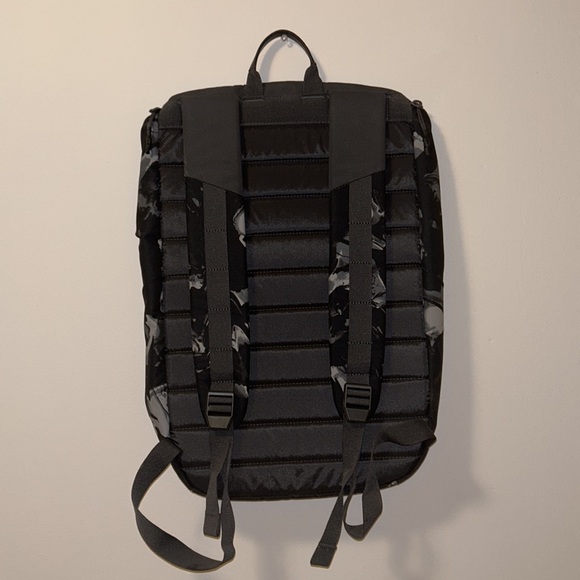 Under Armour Black Barn Backpack Unisex New - Picture 2 of 6